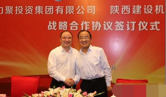 近日，陜建機械與安徽力聚簽訂戰(zhàn)略合作協(xié)議，陜建機械董事長楊宏軍，副總經(jīng)理、營銷總監(jiān)賀衛(wèi)東，安徽力聚投資集團董事長宋執(zhí)壽，黨支部書記陳邦勤以及安徽潤路公司總經(jīng)理杜永龍等單位領(lǐng)導出席了會議